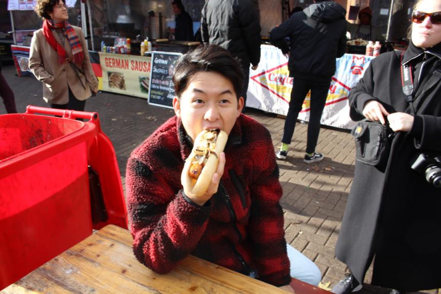 ホットドッグにかぶりついている写真