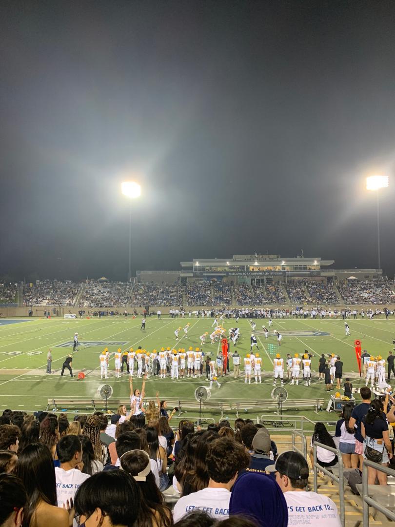 大学でアメフトの試合を観戦する様子