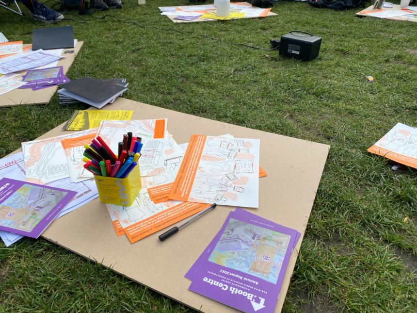 芝生の上で課外活動を行っている写真