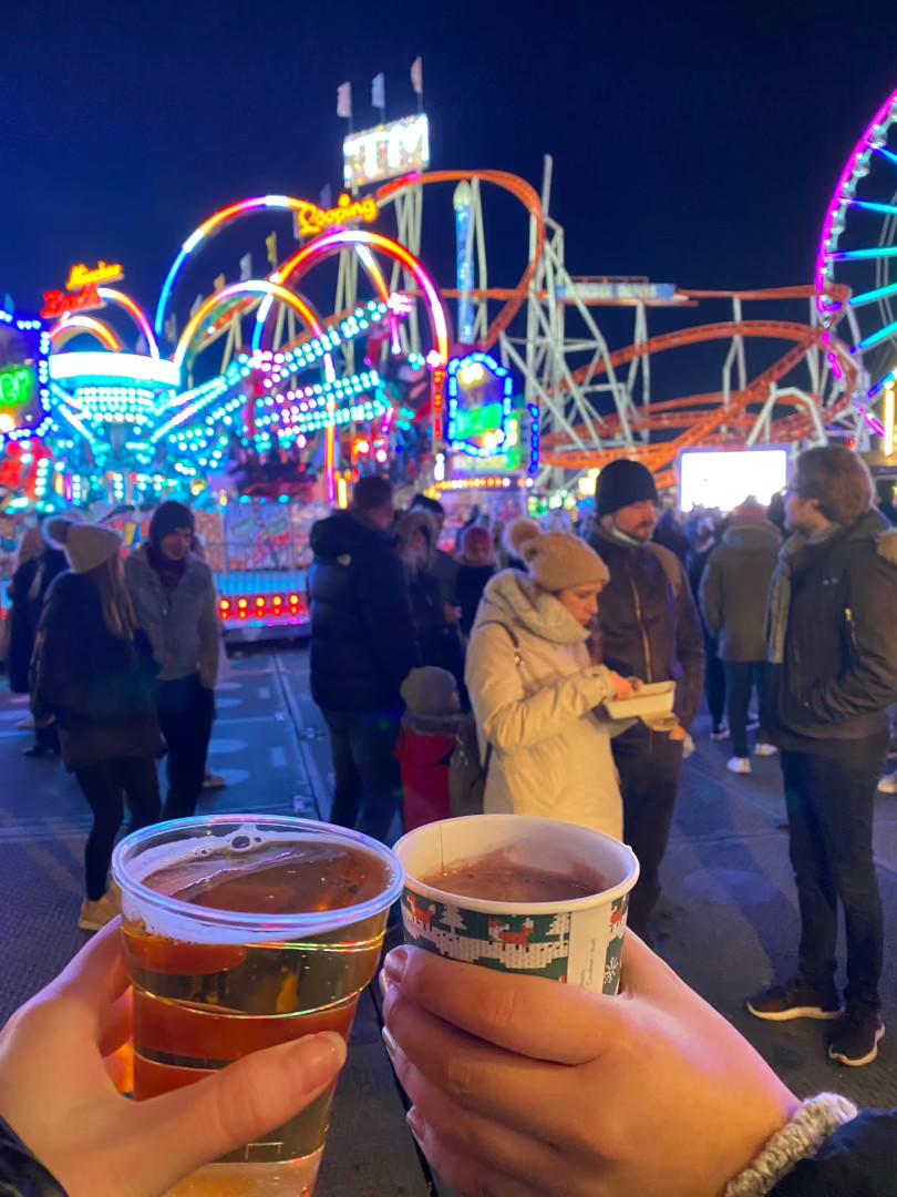 遊園地で乾杯する写真