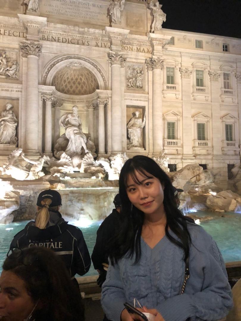 ローマへ旅行中、トレヴィの泉前で撮影した写真