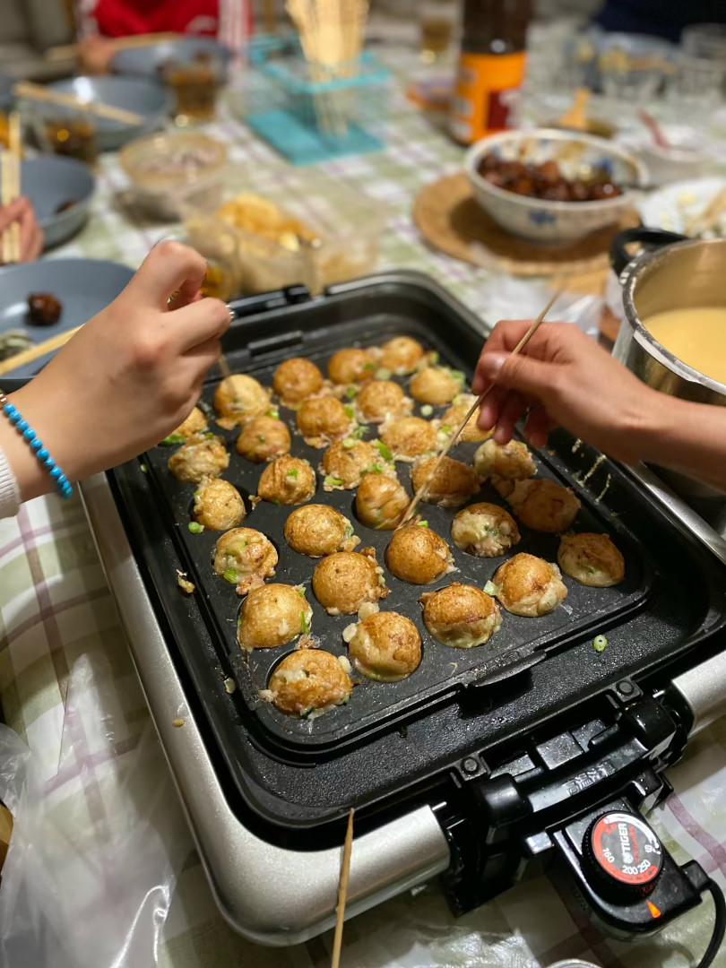 友人たちとたこ焼きパーティーをしている写真