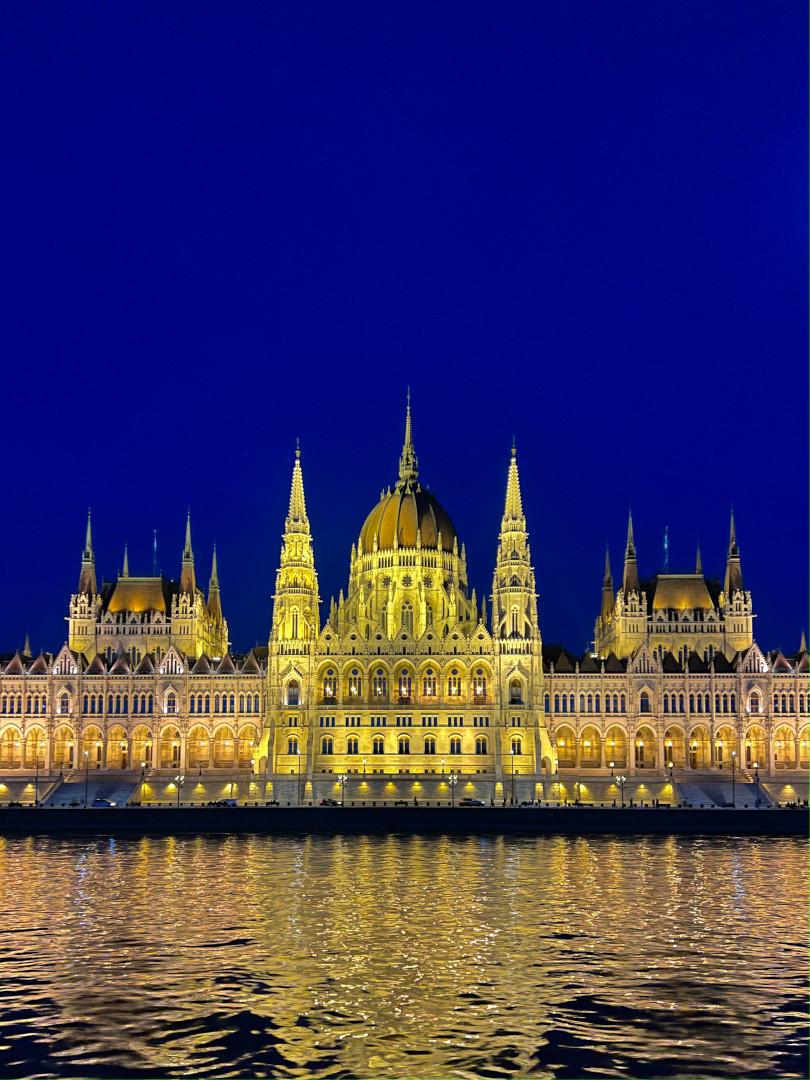 ライトアップされた美しい建物が水面に映る様子