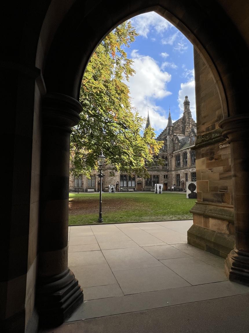 グラスゴー大学の様子：アーチ状の建物の中から青空を見上げている