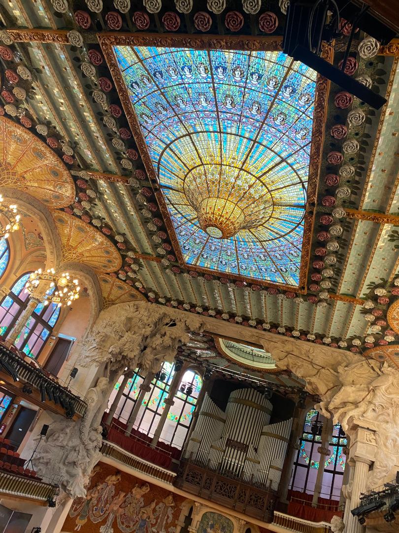 ステンドグラスが美しい天井の写真