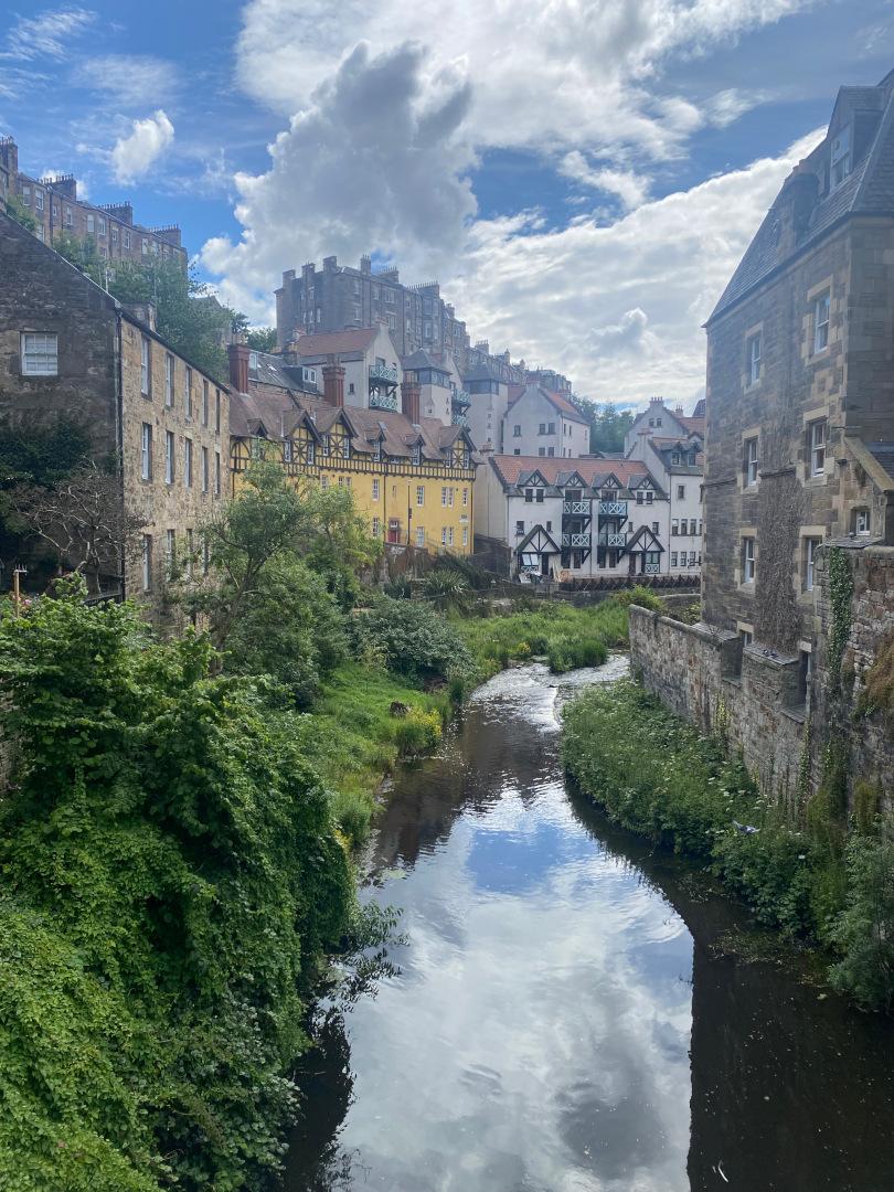 川沿いに広がるヨーロッパの伝統的な街並み