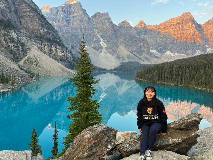 青く輝くモレーン湖での一枚