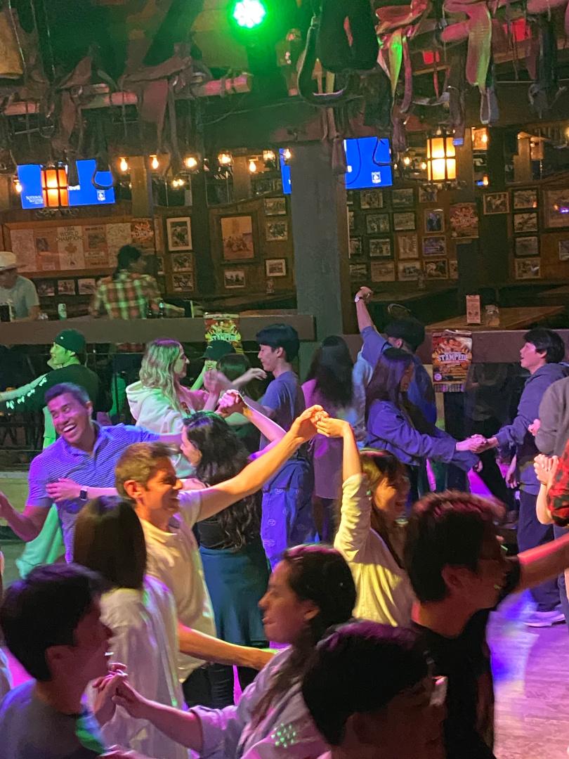 パブのフロアで踊る人たちの写真