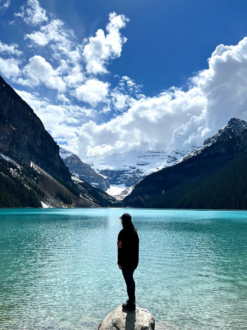 美しいモレーン湖をバックに撮影