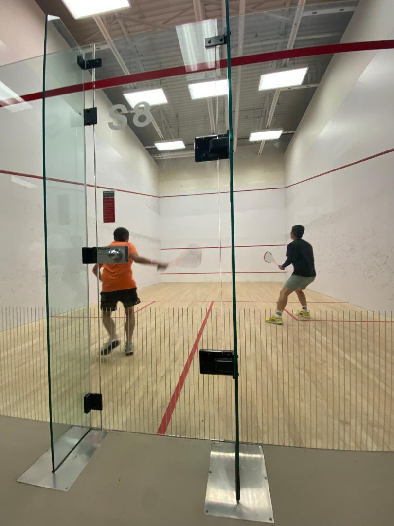 カルガリー大学内の施設でスカッシュをする人たち