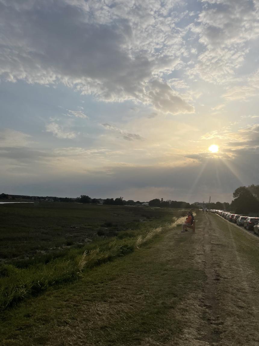 アイルランドの夕焼けの元くつろぐ人たち