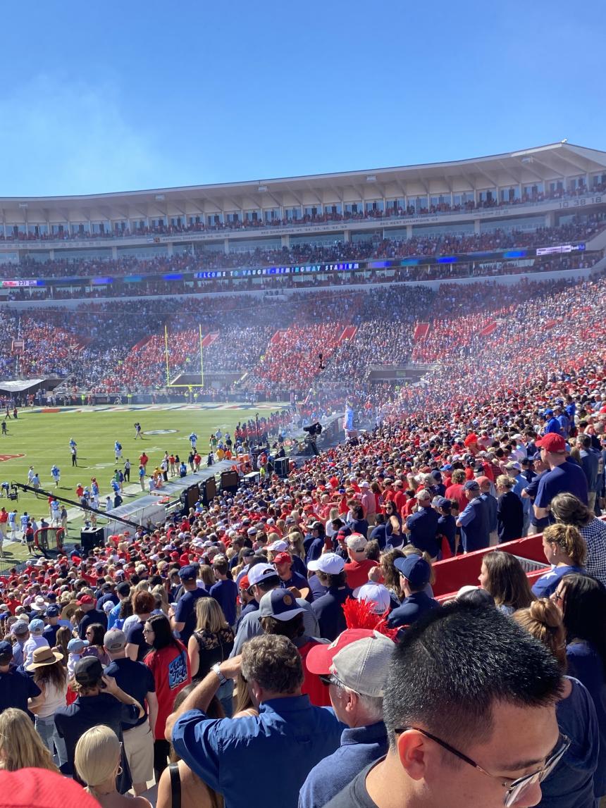 ミシシッピ大学のVaught Hemingway Stadiumの様子