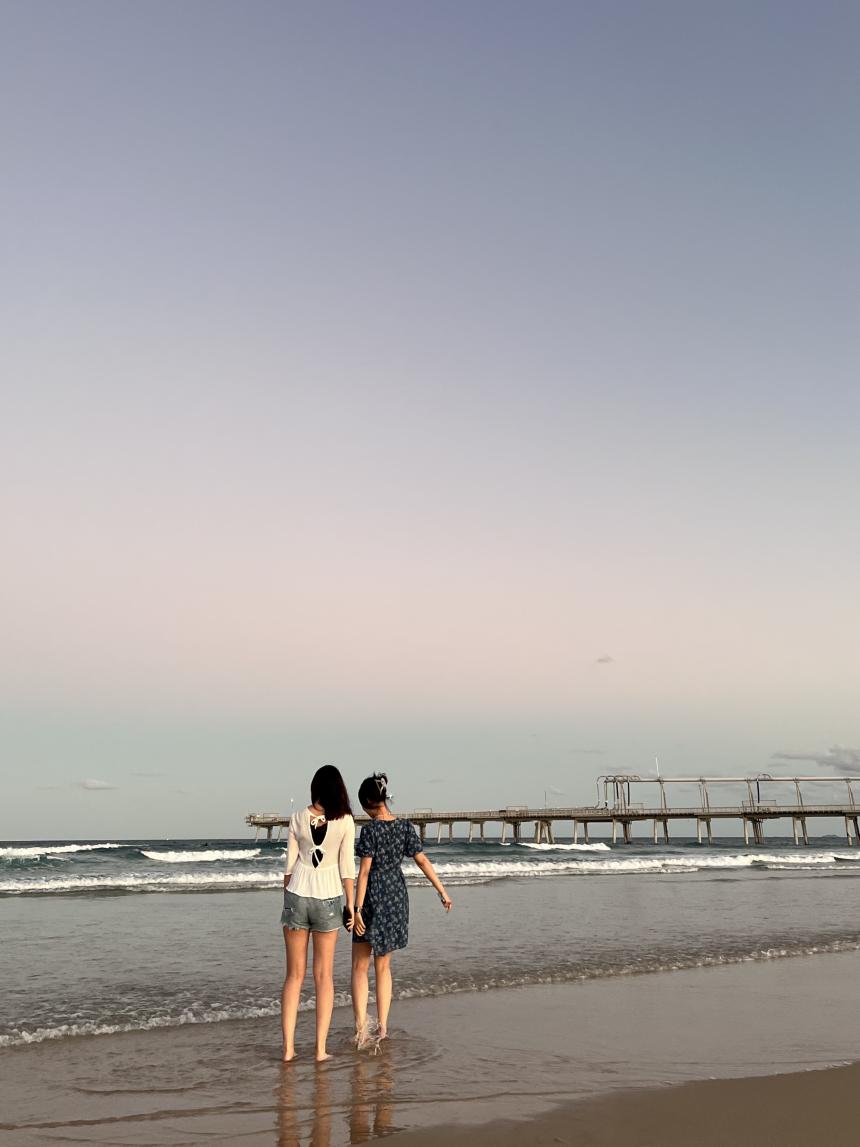 ブリズベンのビーチで友達と