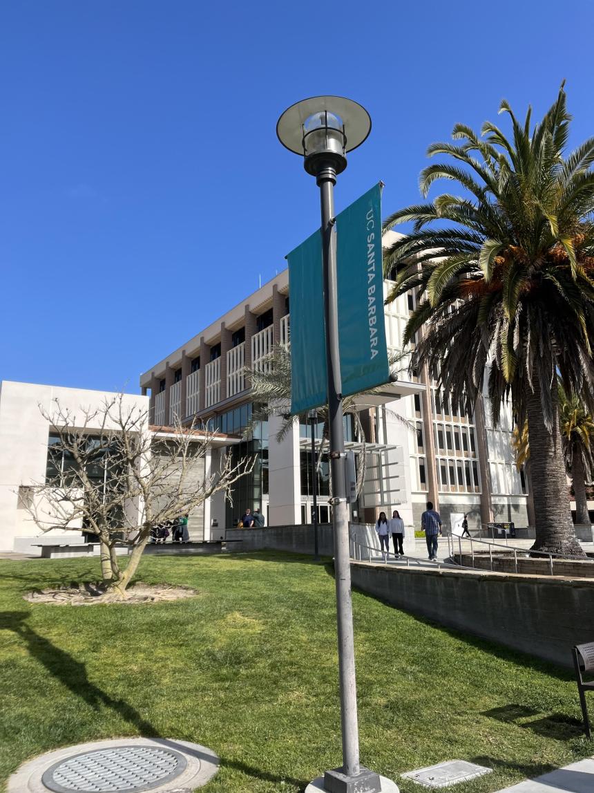 UCSBの旗がついた街灯と建物の写真