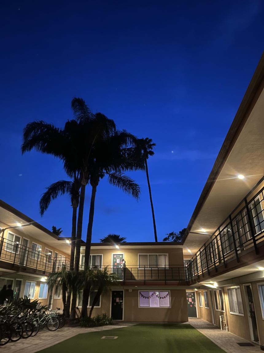 UCSB、夜の学生寮