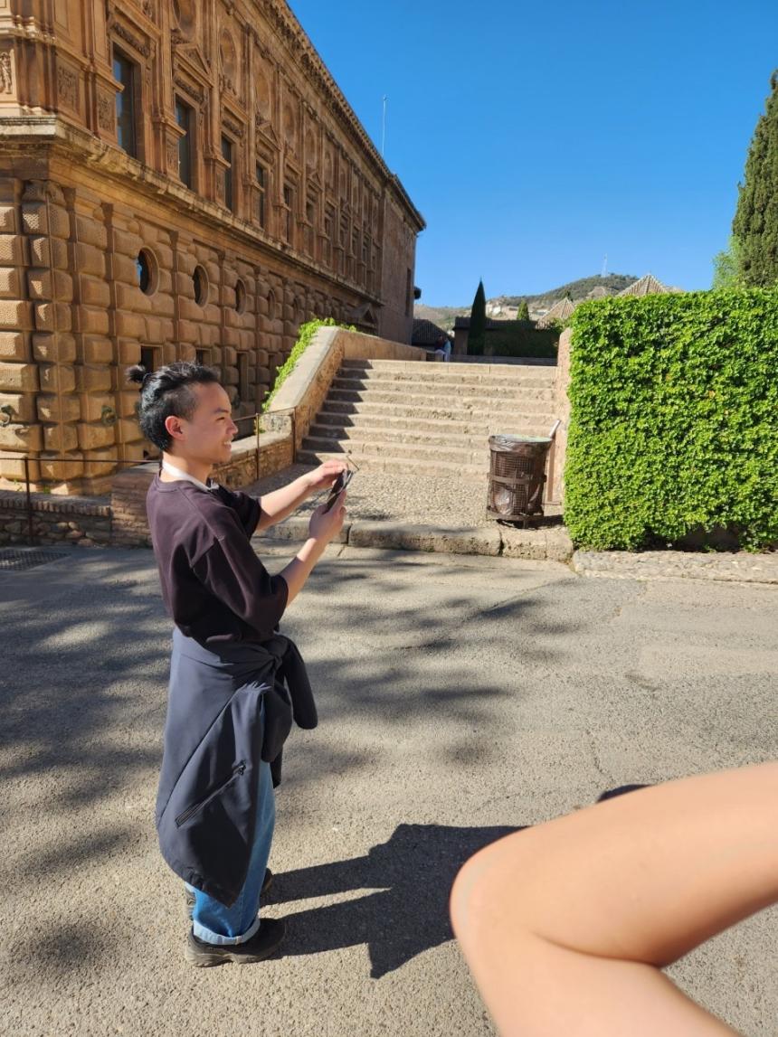 セント・メリーズのキャンパスで友人と