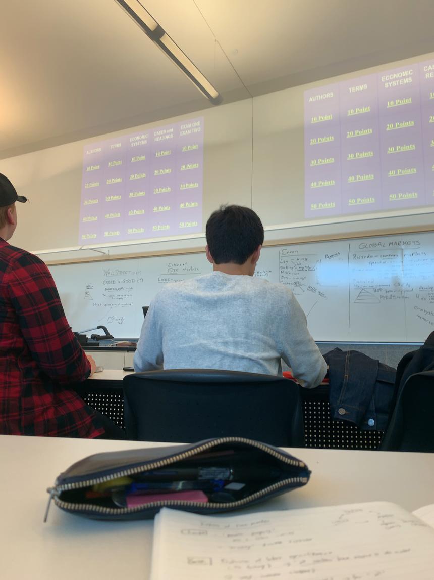 ミネソタ大学での経済の授業中の写真