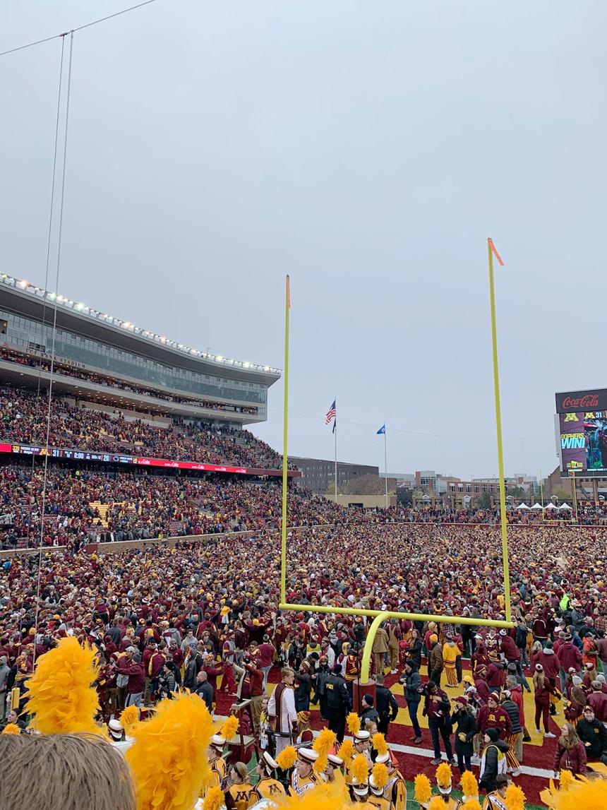 ミネソタ大学のフットボール場がサポーターで埋まっている
