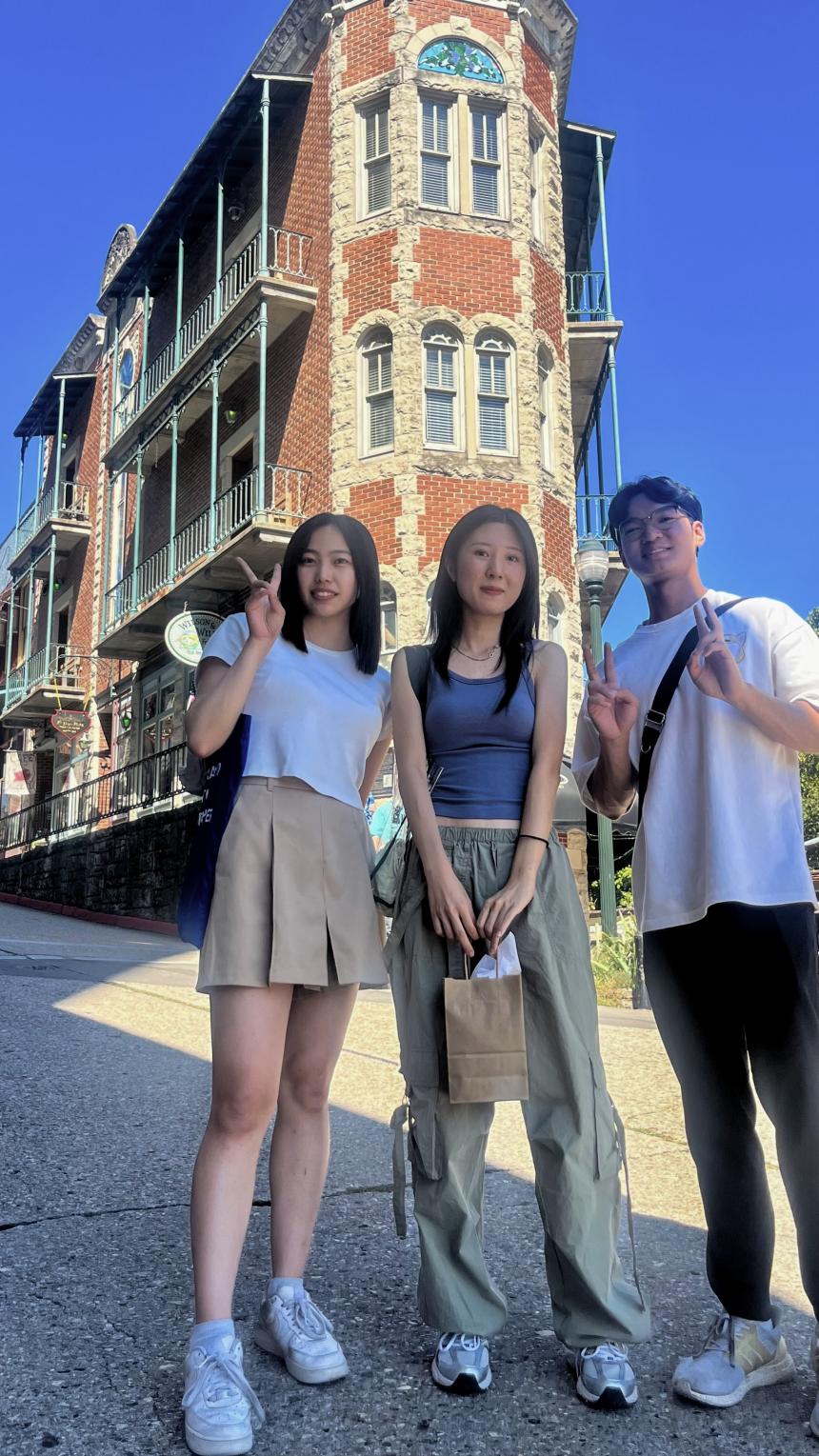 アメリカ、アーカンソー大学で出会った友達と。背後にはレンガ造りの背の高い建物。