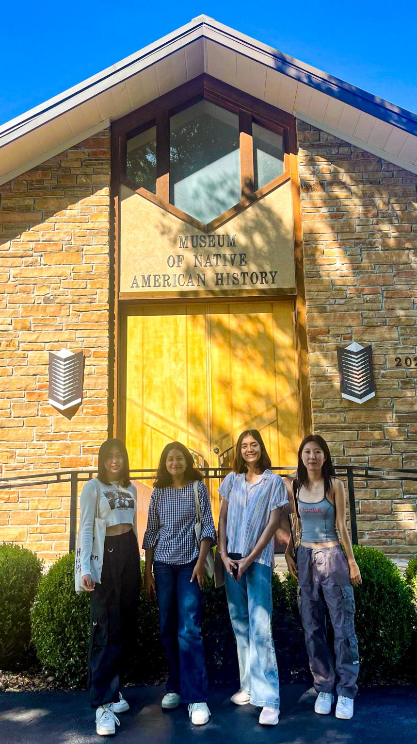 アメリカ、アーカンソー大学で出会った友人たちとMuseum of Native American Historyを訪れた際の写真。