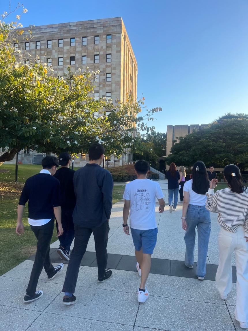 クイーンズランド大学構内を歩く