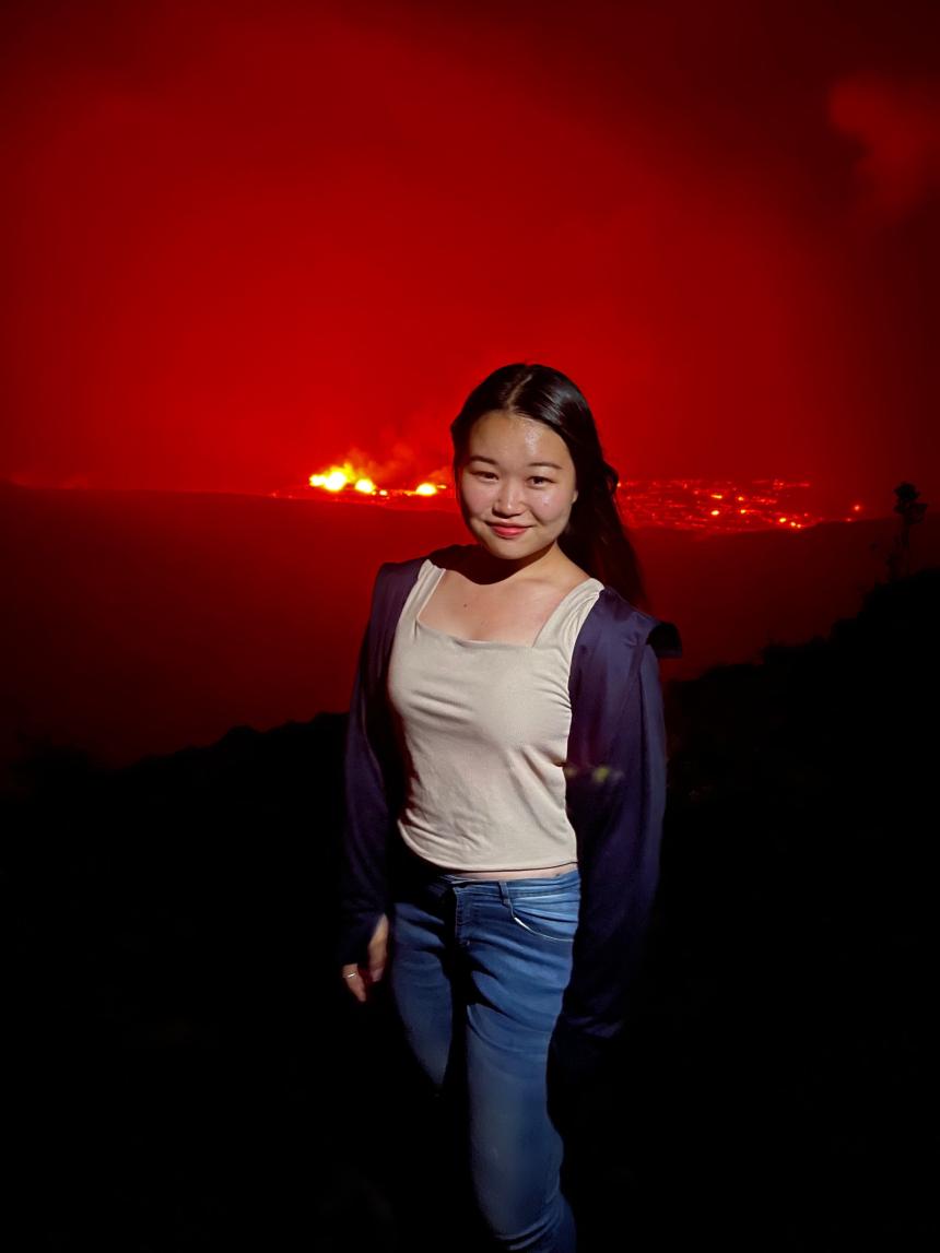 アメリカ、ハワイの火山で真っ赤に燃える火口をバックに撮影。