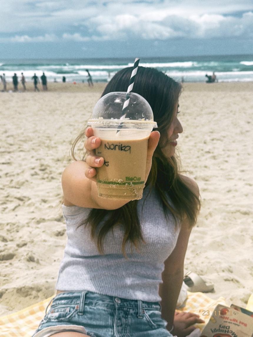 ブリズベンのビーチでコーヒーを片手に