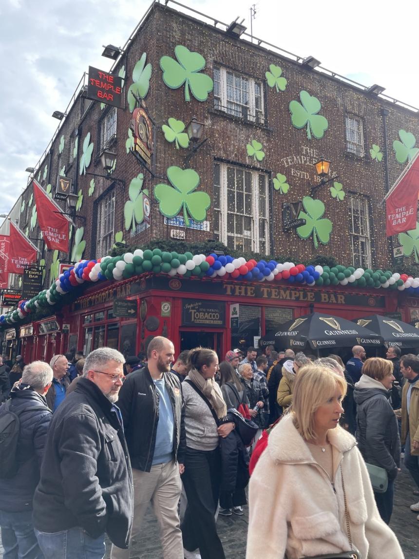 パブが並ぶダブリンの街角には人がたくさんいた