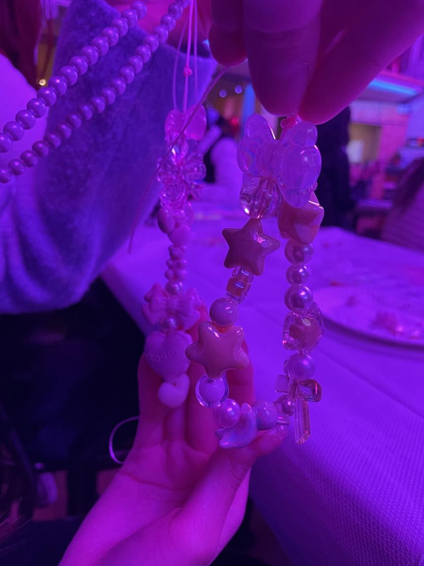 ウェストミンスター大学のイベントでアクセサリー作り