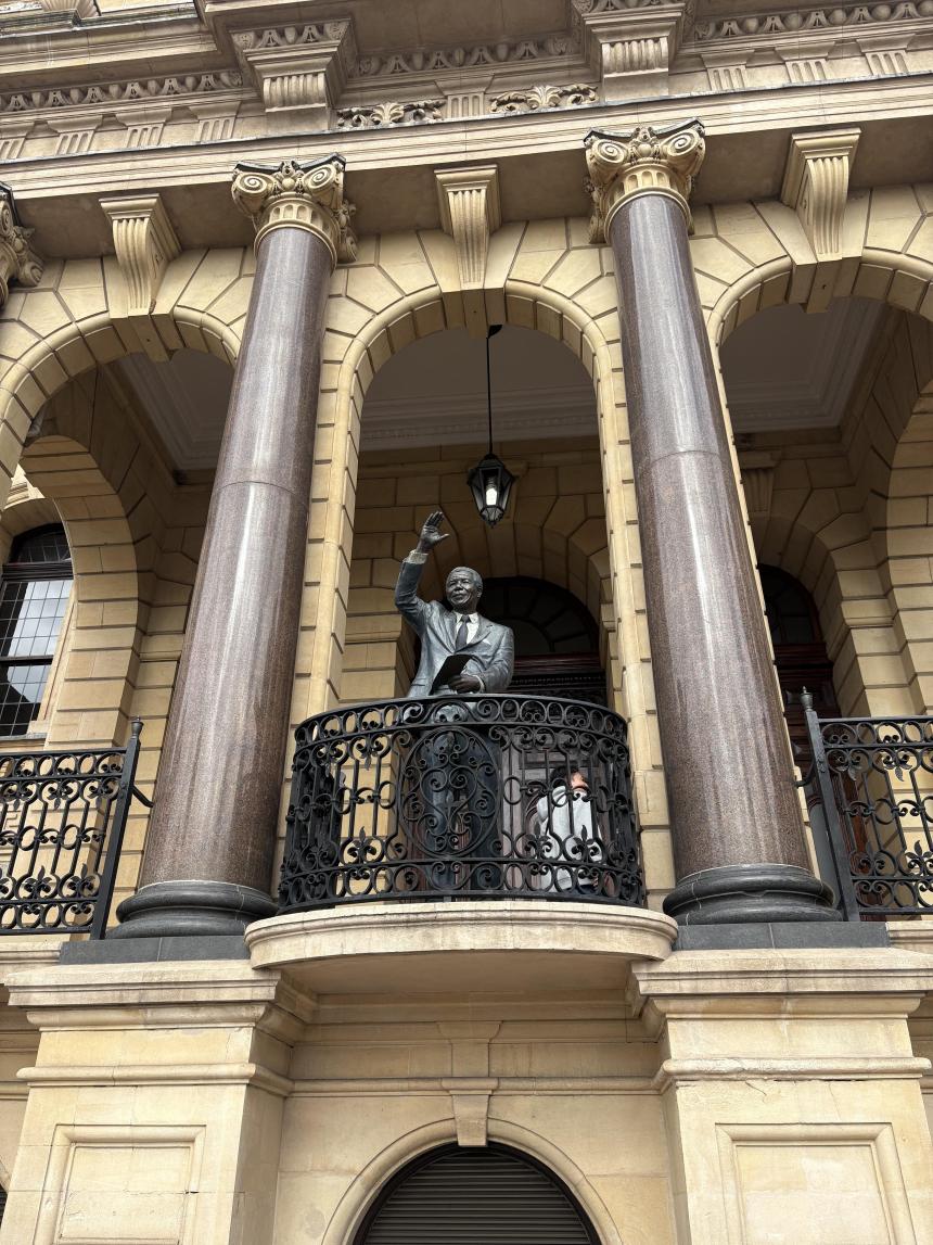 南アフリカのケープタウン市庁舎のバルコニーに設置されたネルソン・マンデラの像