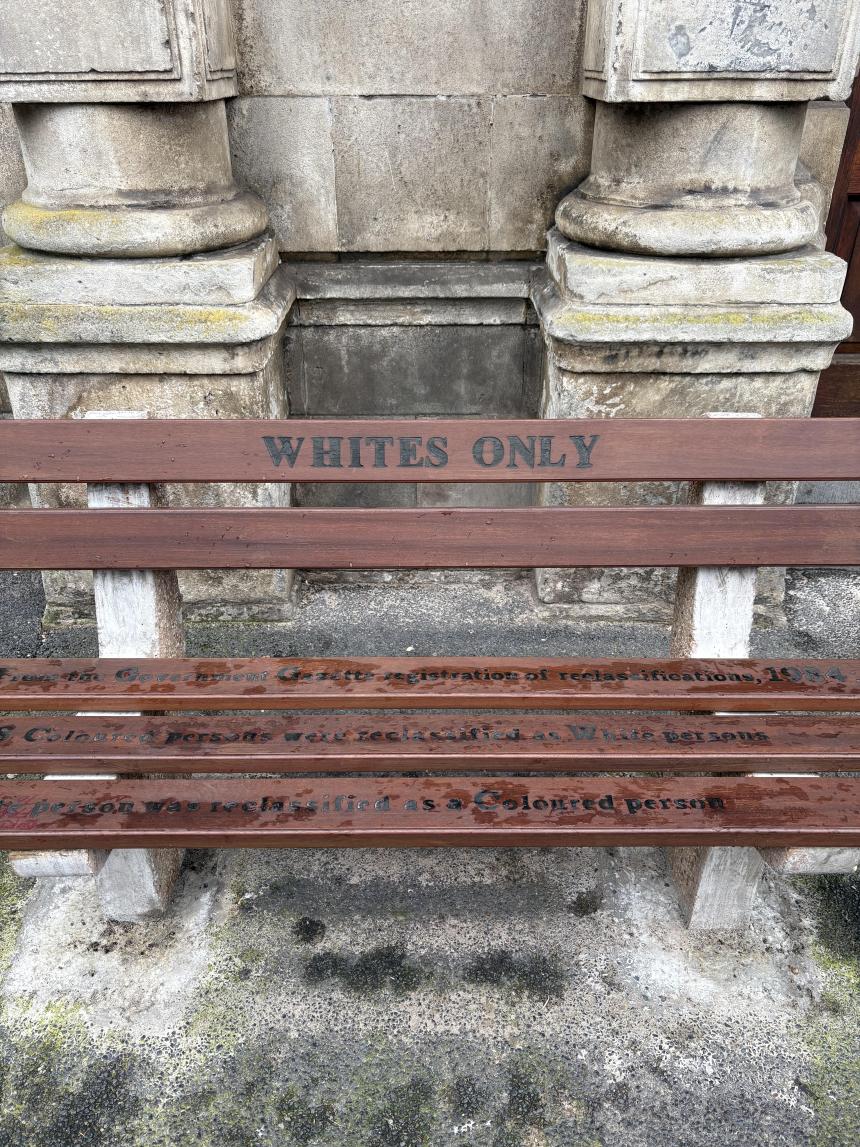 南アフリカ共和国でかつて実施されていたアパルトヘイト（人種隔離政策）を記念するベンチ