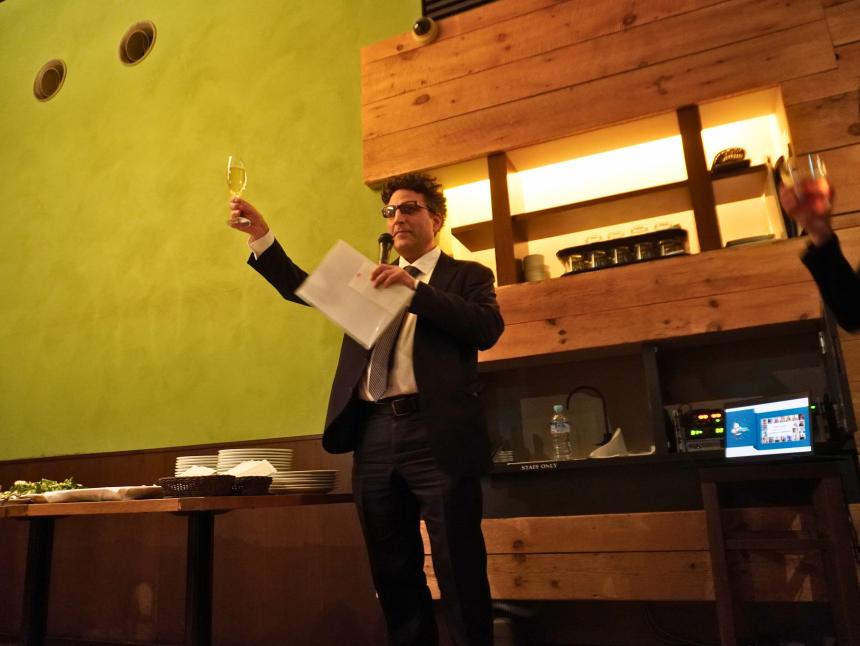 サンクスギビングパーティーであいさつをするBrett Rumminger