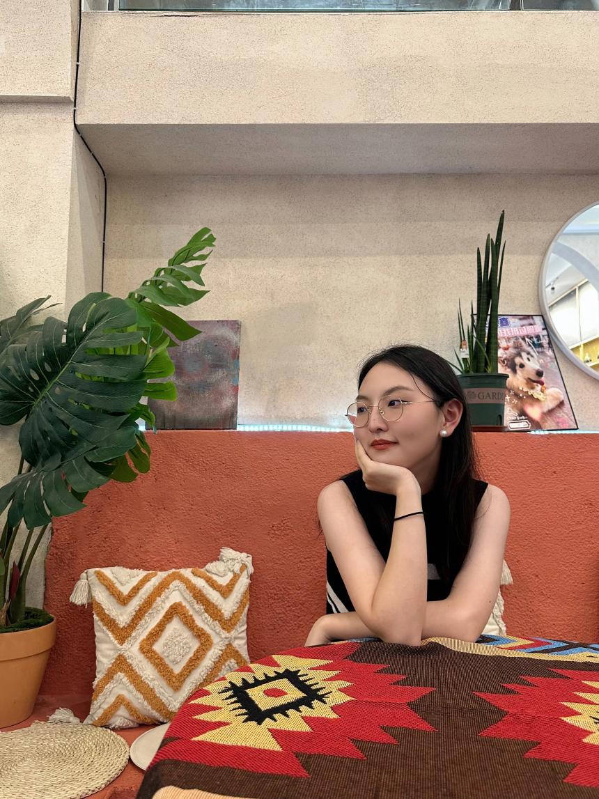 Shiyuan Kang at table