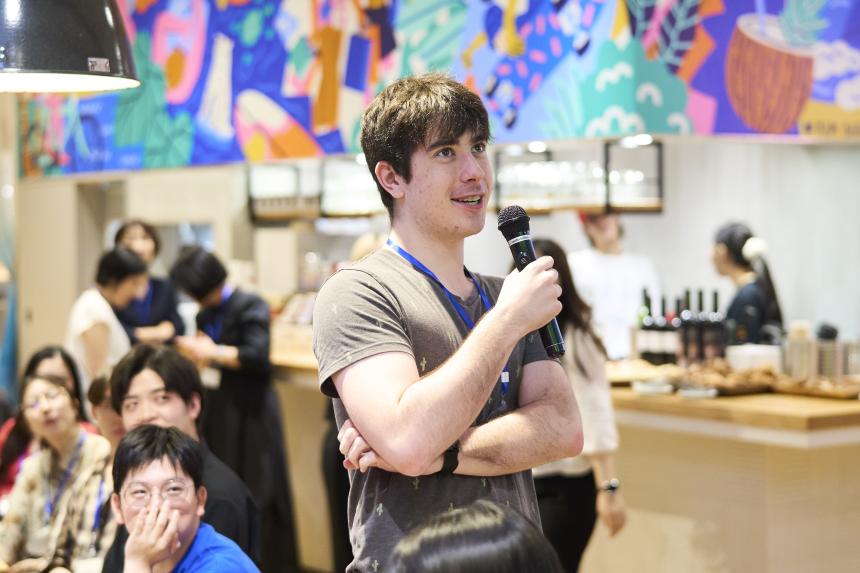 alumni partyで発表を行うIES留学生