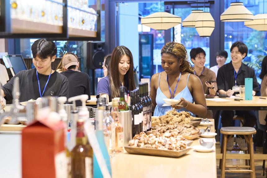 料理を楽しむalumni party参加者