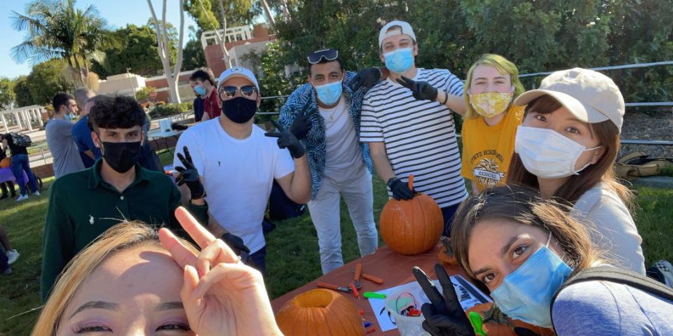 ハロウィンのかぼちゃを囲んで友達と撮った写真