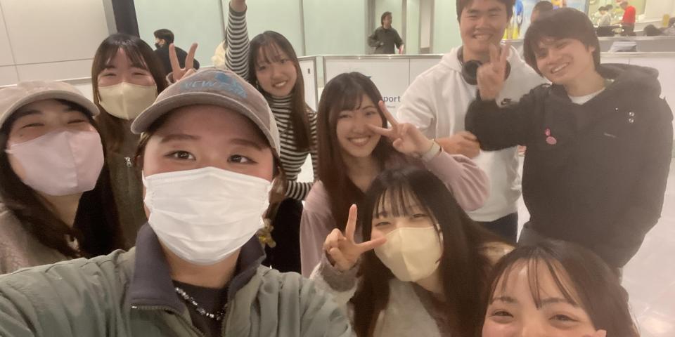 空港で友達と一緒に