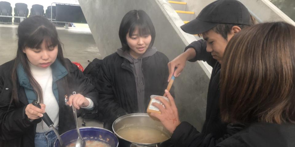 オタゴ大学のフードフェスティバルで豚汁を作る