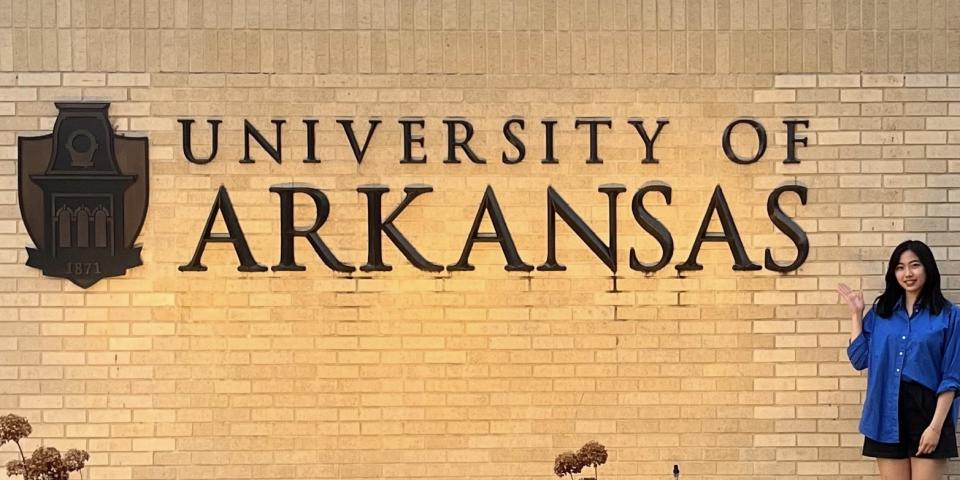 アーカンソー大学の入り口で撮影