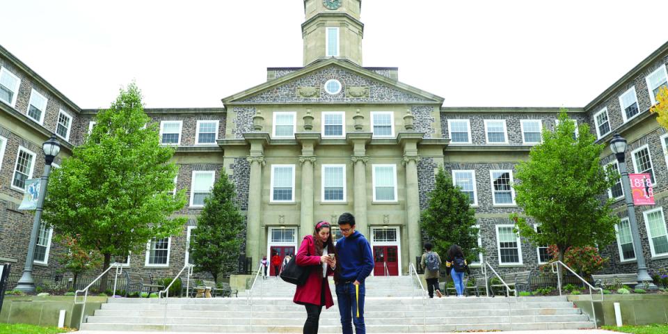 ダルハウジー大学：建物前にいる学生