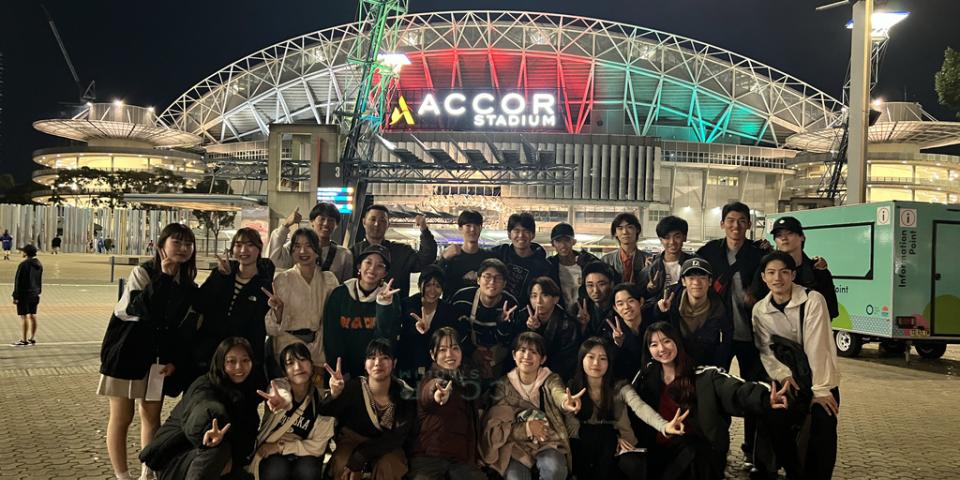シドニースタジアムの前で撮影