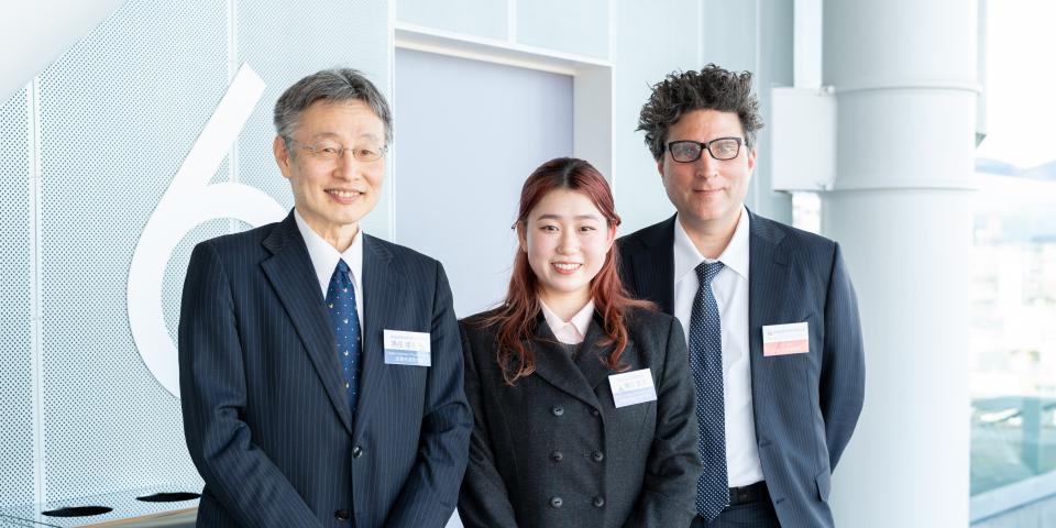 SAF年次総会で発表を行った京都外国語大学の学生と黒住先生、Brett