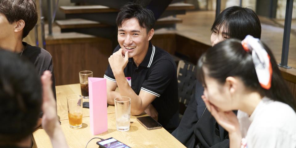 歓談する参加者たち