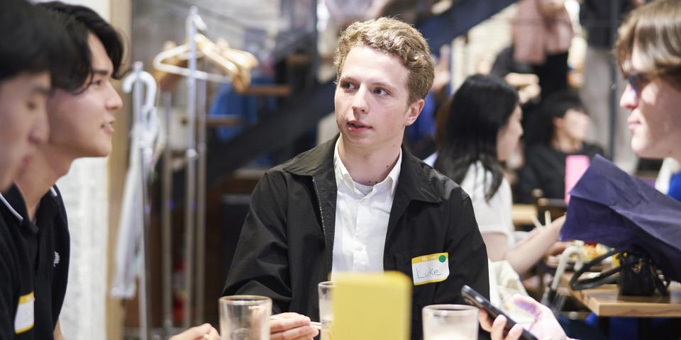 Alumni Partyに参加するIESの学生