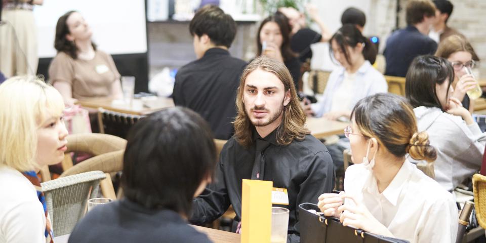 会話を楽しむ参加者たち